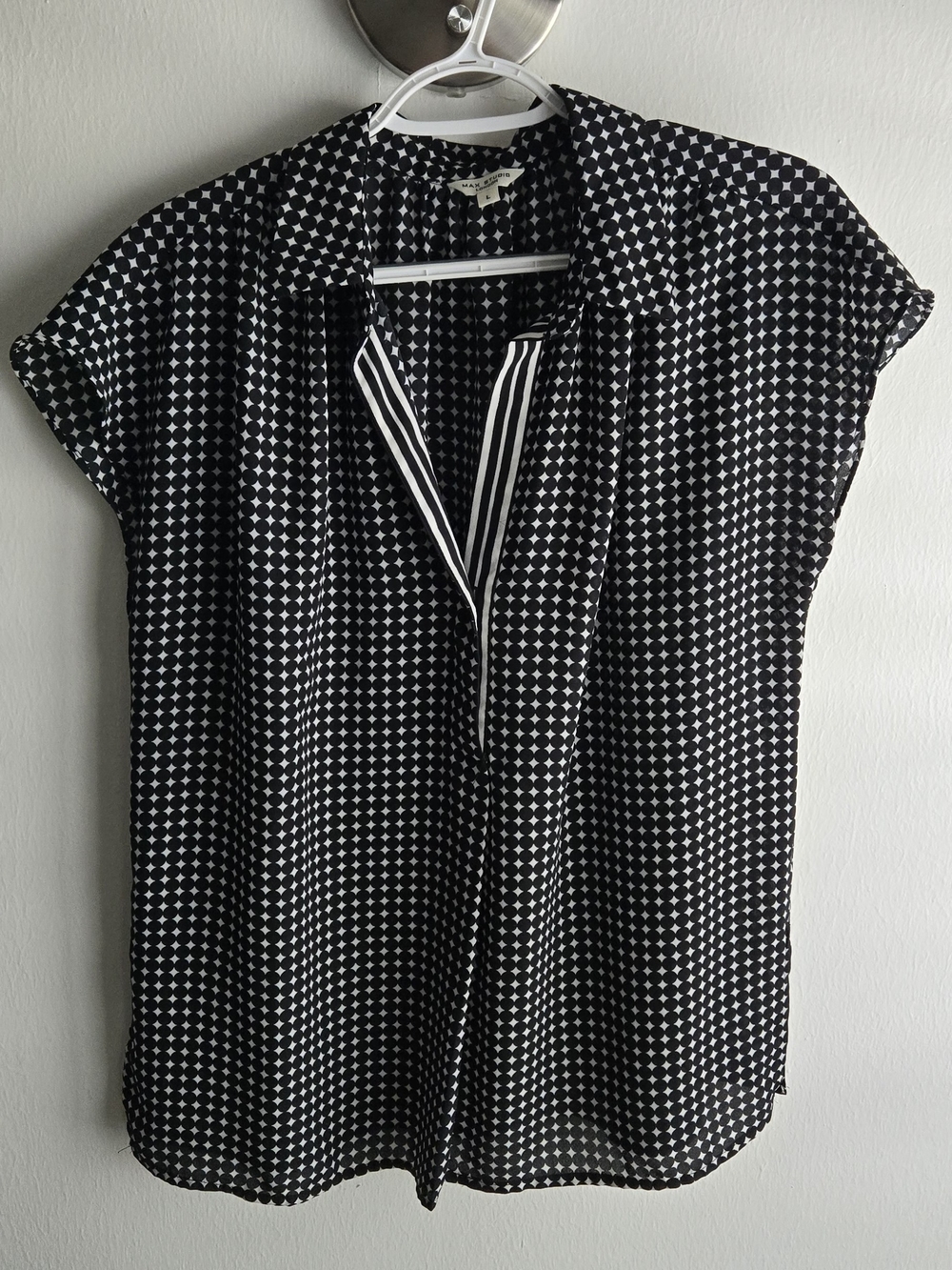 Max Studio Black & White Geometric Cap-Sleeve Blouse